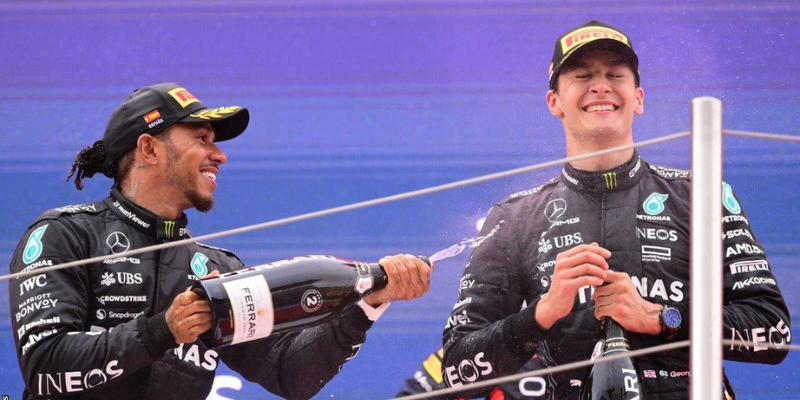 lewis-hamilton-george-russell-f1 sazky